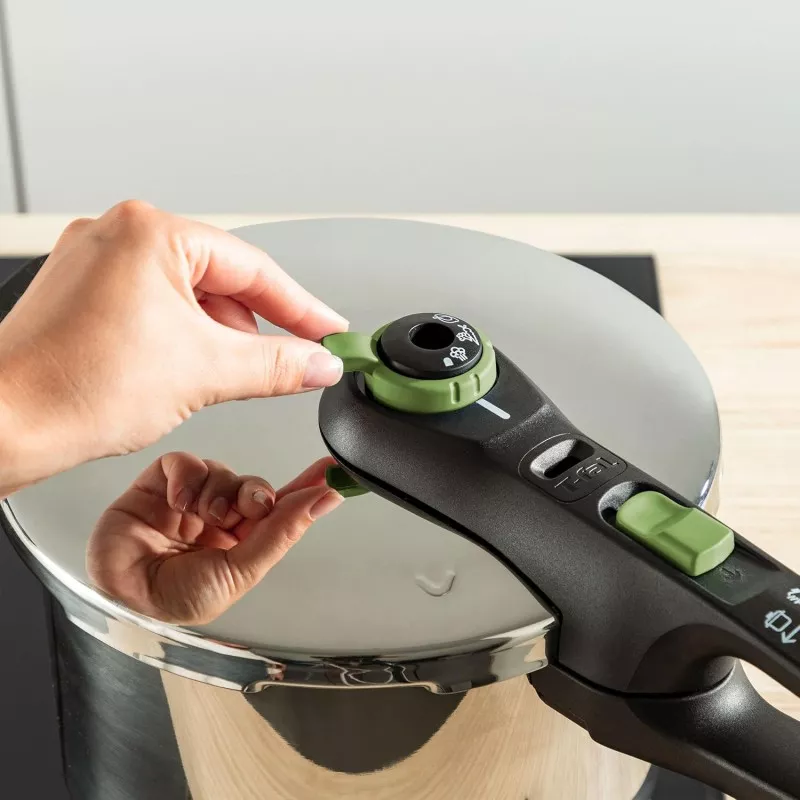 Olla a presión Tefal Secure Trendy 6L de acero inoxidable con tapa negra y acabado pulido, fácil de usar y segura.