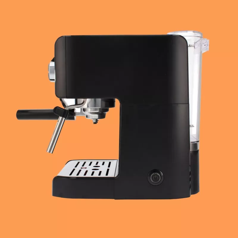 Cafetera espresso TM TMPCF101 15 bar 850W color negro con diseño moderno y portafiltro de acero inoxidable.