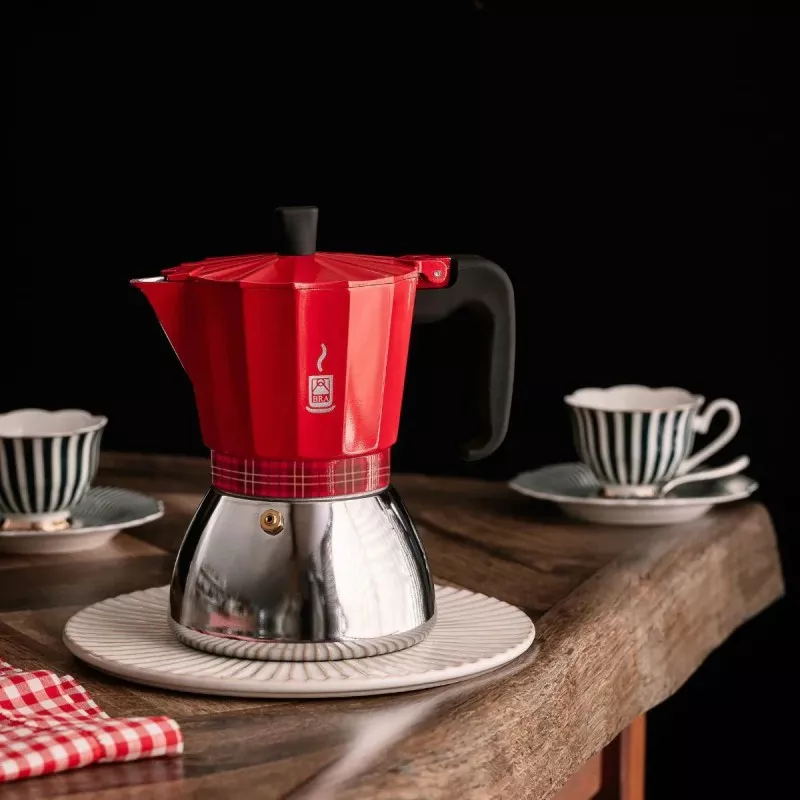 Cafetera italiana BRA Deluxe Induction 9 tazas roja de aluminio con acabado brillante y diseño moderno.