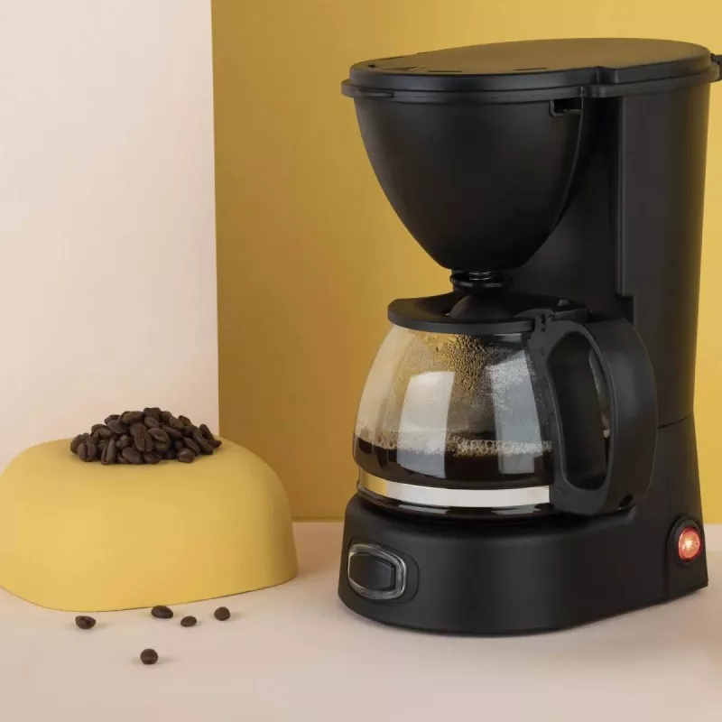 Cafetera de goteo Jata JECA1750 750ml 8 tazas 650W negra con diseño compacta y jarra de cristal.