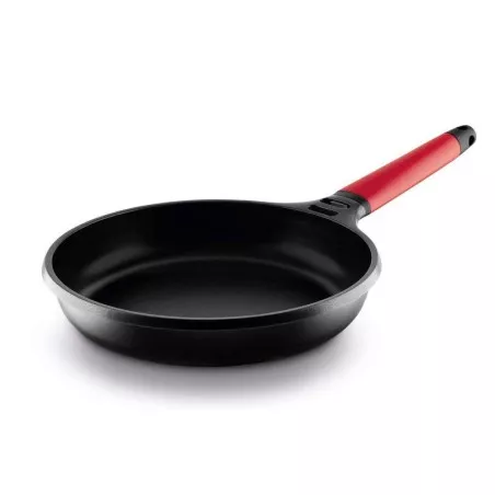 Sartén Castey Red 28 cm de aluminio fundido para inducción, con mango rojo, diseño moderno y antiadherente.