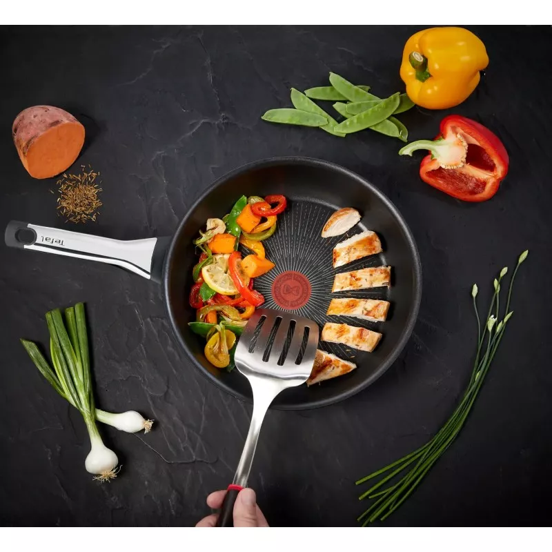 Sartén Tefal Excellence 28 cm de aluminio antiadherente en color negro, apta para inducción con diseño ergonómico.