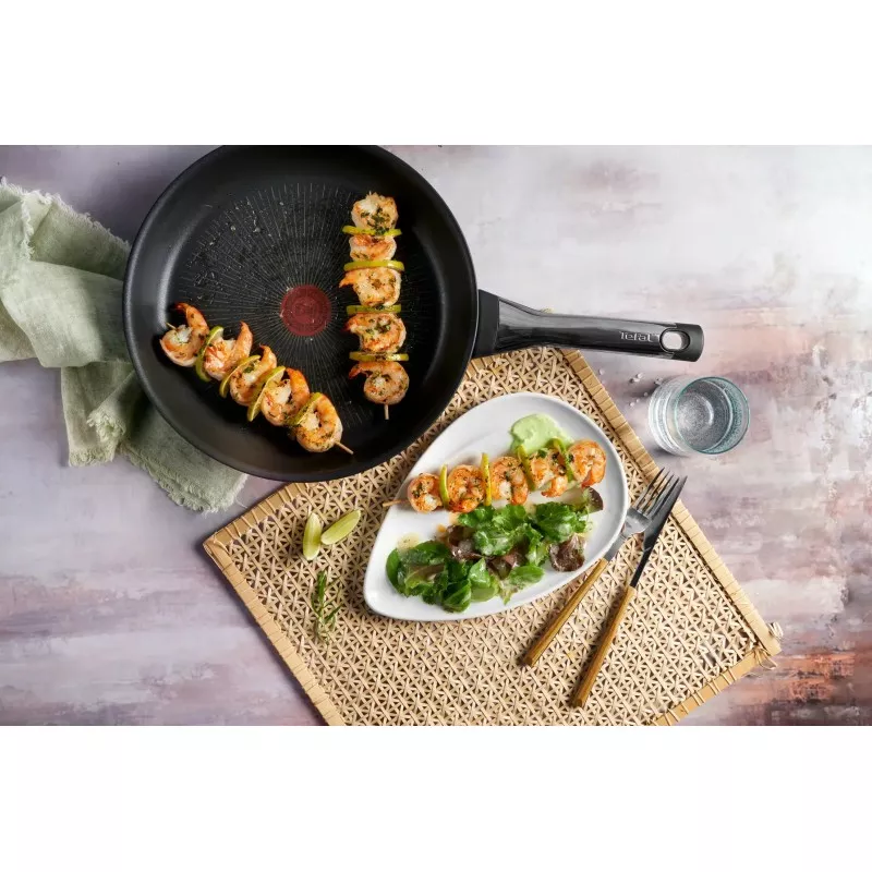 Sartén Tefal Excellence 28 cm aluminio antiadherente inducción de color negro con diseño ergonómico y alto rendimiento térmico