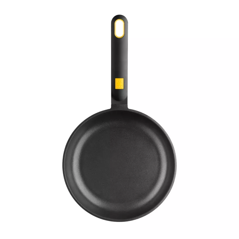 Sartén BRA Daily Pro 26 cm de aluminio fundido inducción, diseño negro antideslizante y mango ergonómico.