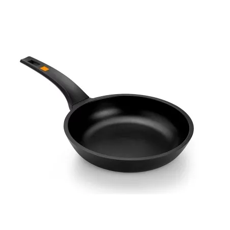 Sartén BRA Efficient 28 cm de aluminio fundido negra, apta para inducción, con diseño ergonómico y antiadherente.