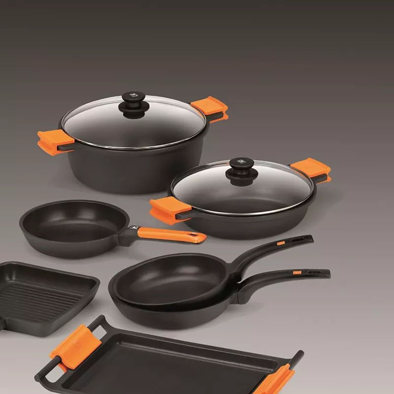 Sartén BRA Efficient 18 cm de aluminio fundido con inducción, color negro y mango de silicona naranja ergonómico