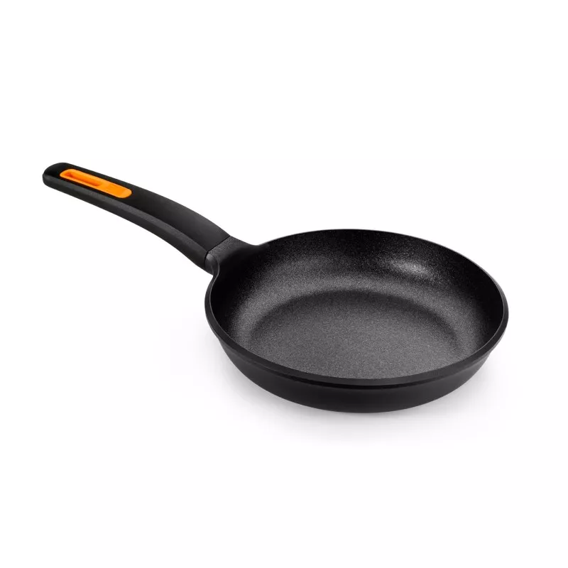 Sartén BRA Efficient Plus 26 cm de aluminio fundido, diseño antiadherente y mango ergonómico, ideal para inducción.