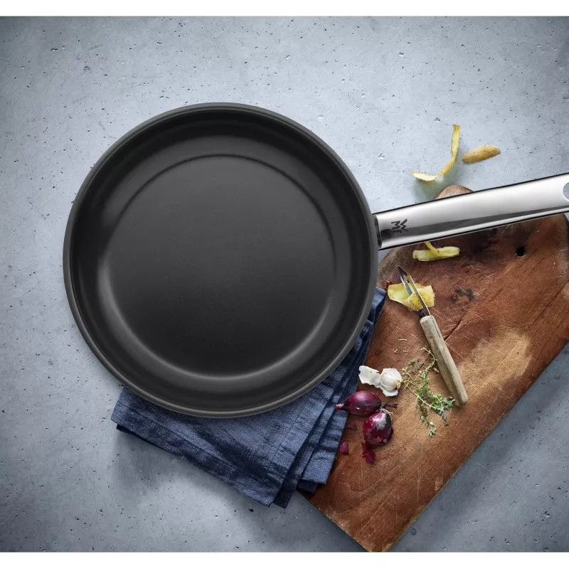 Sartén WMF Durado 24 cm inox con revestimiento cerámico negro, diseño elegante y mango ergonómico.