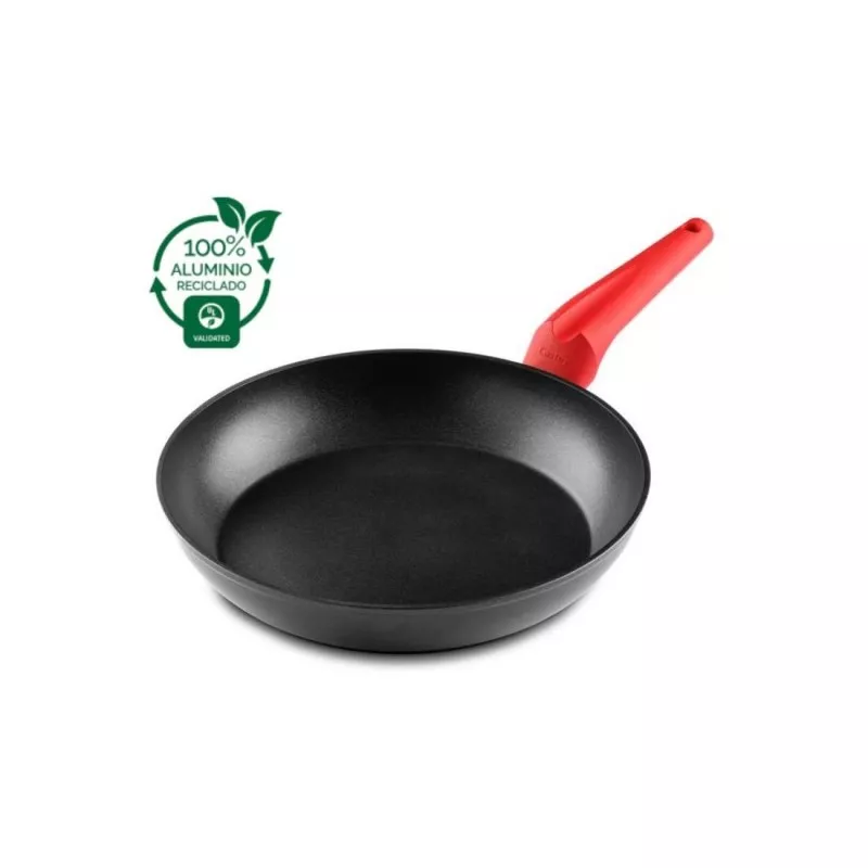 Sartén Castey Red 20 cm de aluminio fundido con mango rojo y superficie antiadherente, ideal para inducción.