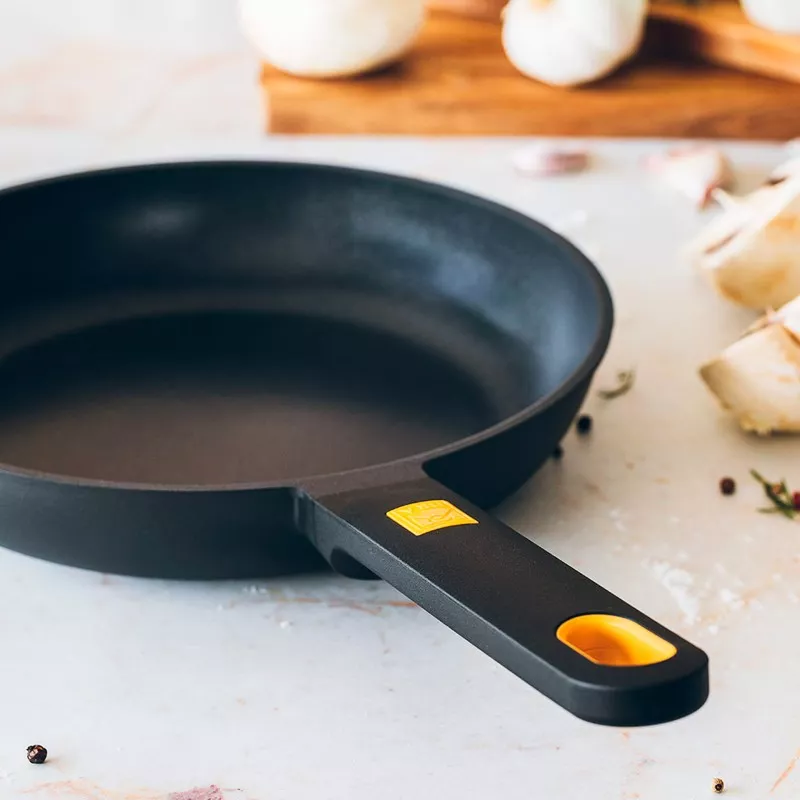 Sartén BRA Daily Pro 20 cm aluminio antiadherente inducción color negro con mango ergonómico y superficie fácil de limpiar