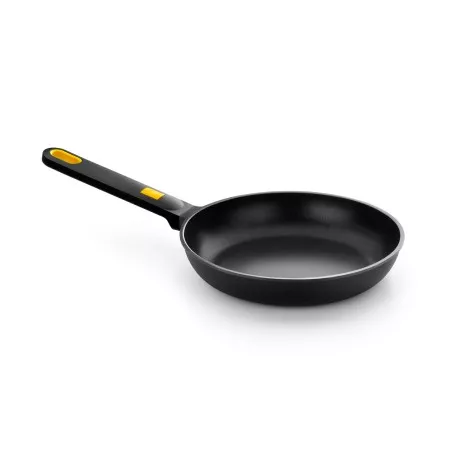Sartén BRA Daily Pro 24 cm de aluminio antiadherente, diseño negro con mango ergonómico, apta para inducción.