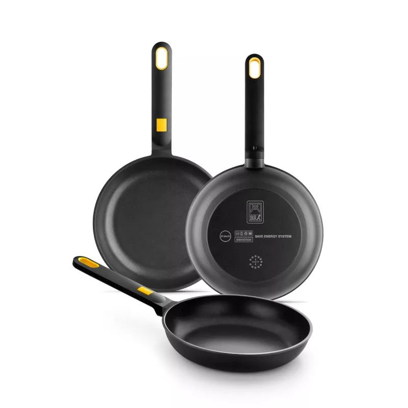 Sartén BRA Daily Pro 28 cm de aluminio antiadherente, diseño negro, apropiada para cocinas de inducción.