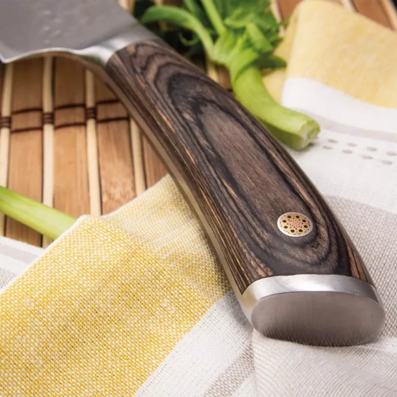 Cuchillo cocinero Tres Claveles Sakura 20cm hoja martillada con mango de madera y diseño elegante y funcional.