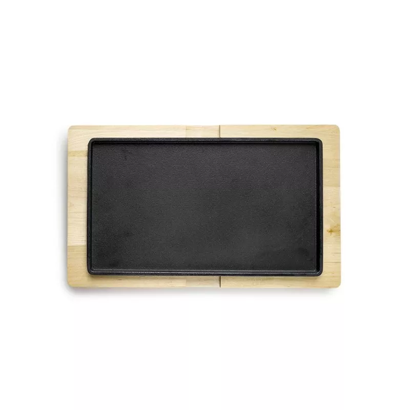 PLATO HIERRO FUNDIDO +BASE MADERA IBILI 667734 rectangular negro con base de madera natural y borde liso para cocina.
