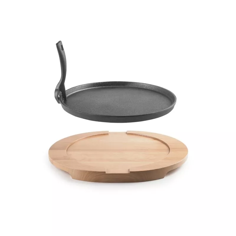 PLATO HIERRO FUNDIDO +BASE MADERA IBILI 627030 con diseño plano y acabado en hierro negro, incluye base de madera natural.
