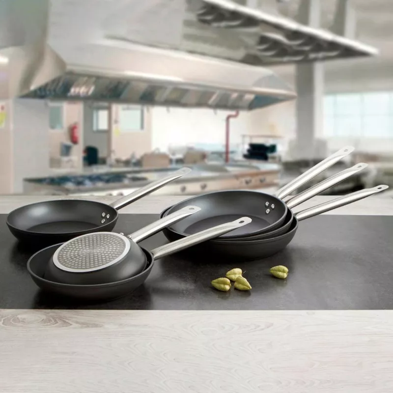 Sartén Quid Gastrum 30 cm de aluminio antiadherente negro con mango ergonómico y diseño moderno