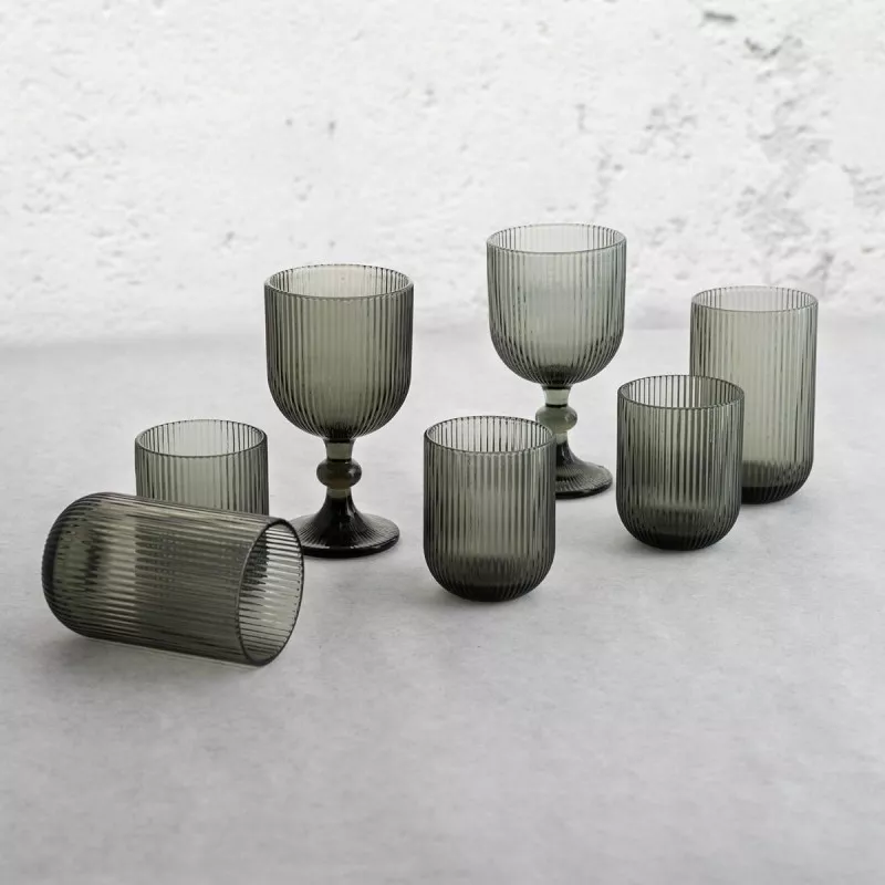 VASO ALTO FOSIL BIDASOA 46CL en color gris, de vidrio con diseño estriado y acabado elegante.