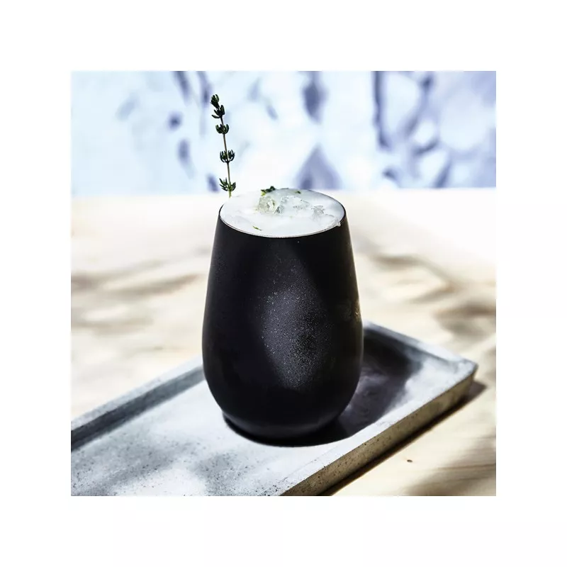 VASO NEGRO/ROJO ELEMENTS METAL 46.5 CL, diseño moderno de metal, acabado mate y elegante, ideal para bebidas frías.