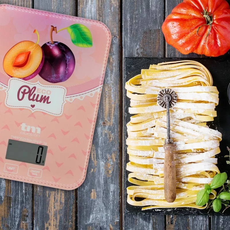 BASCULA COCINA TM TMPBS029 ECO PLUM digital de color rosa con diseño de frutas y pantalla LCD para medir ingredientes