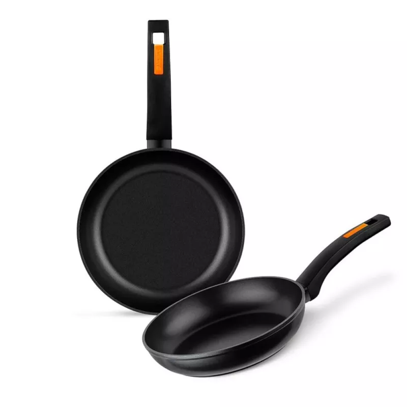 Sartén Monix Cherry 30 cm de aluminio antiadherente negro con mango ergonómico y diseño elegante.