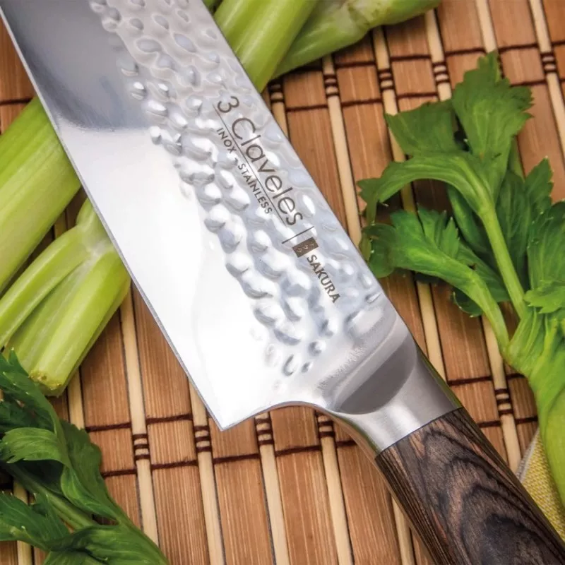 CUCHILLO SAKURA SANTOKU 17,5 01018 con hoja de acero inoxidable y mango de madera de Pakka, diseño ergonómico y acabado pulido.