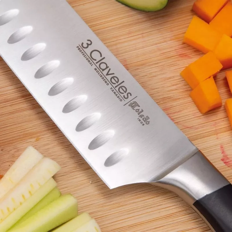 Cuchillo Toledo Santoku 18 cm 01536 de acero inoxidable con mango ergonómico y diseño moderno para cortes precisos.