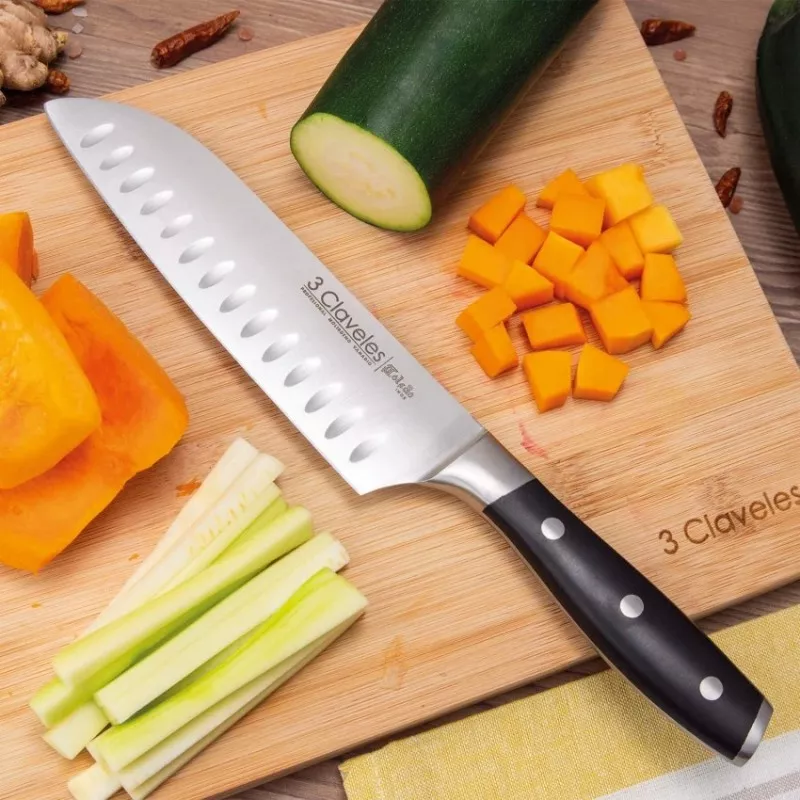 Cuchillo Toledo Santoku 18 cm 01536 de acero inoxidable con mango ergonómico negro y diseño afilado.