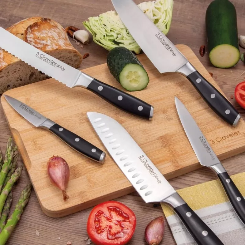 Cuchillo Toledo Cocinero 20 cm 01533 de acero inoxidable con mango negro antideslizante y diseño ergonómico.