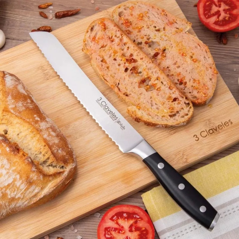 CUHILLLO TOLEDO PANERO 20 CM 01537 con hoja de acero inoxidable y mango de plástico negro, ideal para cortar pan.