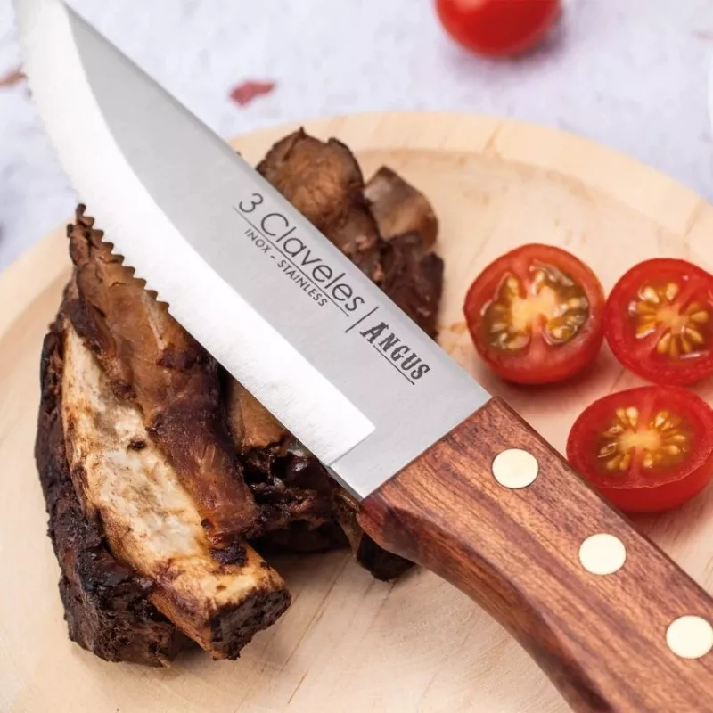Cuchillo chuletero Angus Set-4 01047 de acero inoxidable con mango de madera y diseño ergonómico.