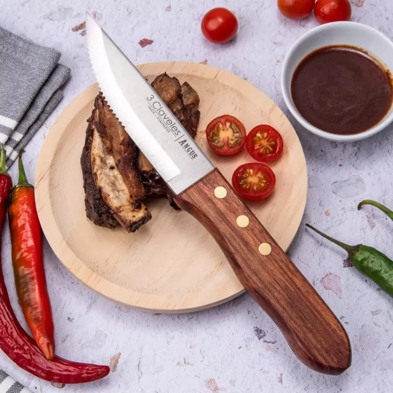 Cuchillo chuletero Angus Set-4 01047 de acero inoxidable con mango de madera de color marrón y diseño ergonómico.
