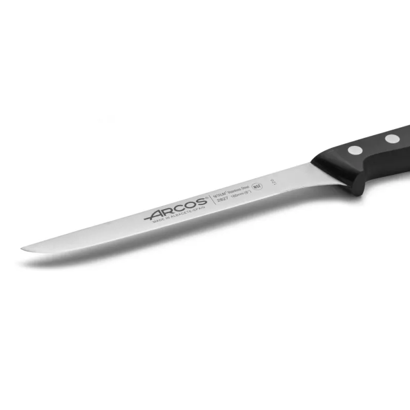 Cuchillo RFª 282704 ARCOS de acero inoxidable con mango negro y diseño ergonómico para un corte preciso