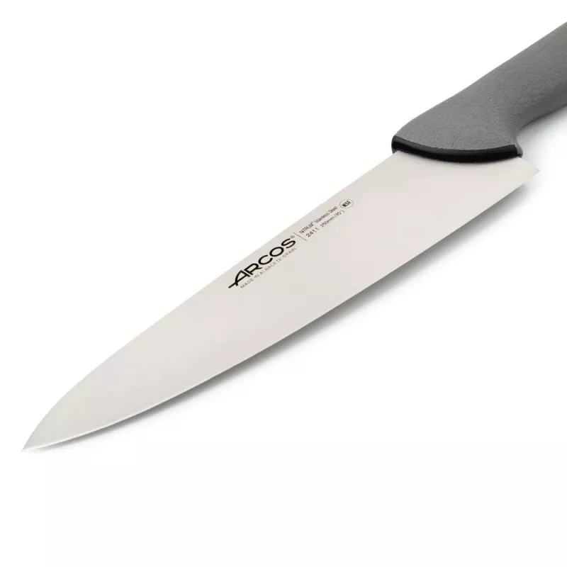 Cuchillo RFª 241100 ARCOS de acero inoxidable con mango de plástico negro y diseño ergonómico.