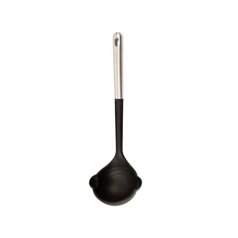 Cazo Arcos 685400 de nylon negro con mango de acero inoxidable y diseño ergonómico ideal para servir líquidos.