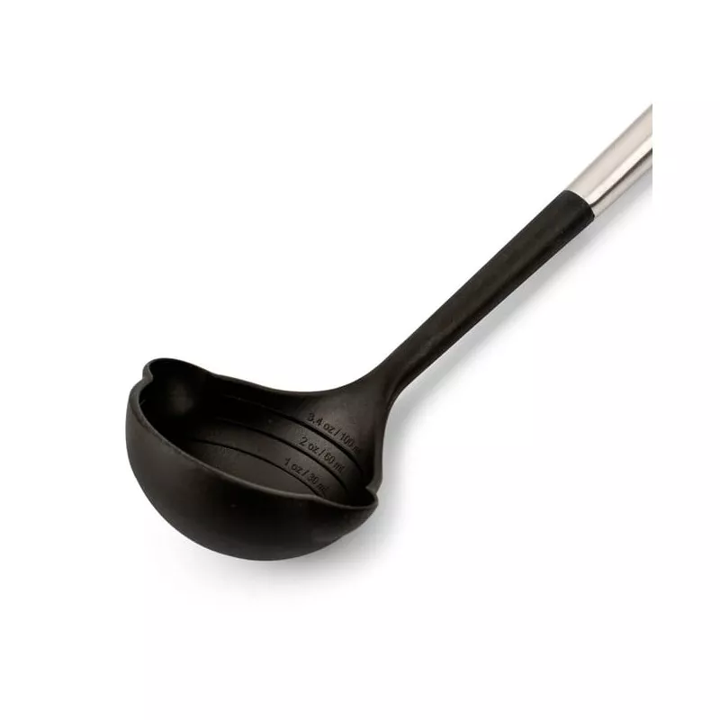 Cazo Arcos 685400 de acero inoxidable con mango antideslizante y recipiente de plástico negro para servir líquidos.