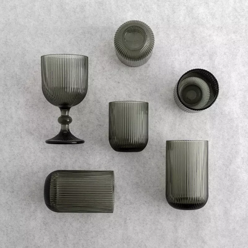 VASO BAJO FOSIL BIDASOA 28CL vidrio gris con diseño estriado y acabado transparente, ideal para decoración moderna