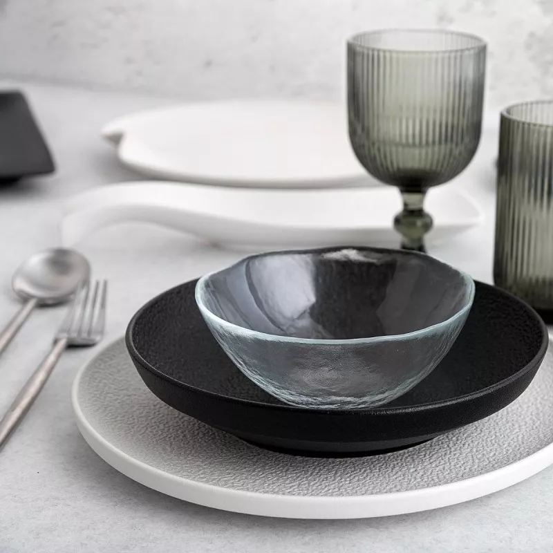 VASO BAJO FOSIL BIDASOA 28CL de vidrio transparente con textura brillante y diseño elegante para servir bebidas.