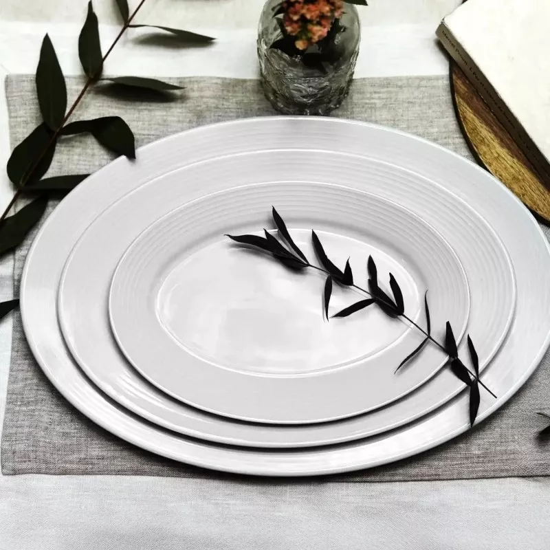 FUENTE OVAL 30 CM IRIA BCO DALPER de cerámica blanca, diseño elegante con borde estriado y acabado brillante.