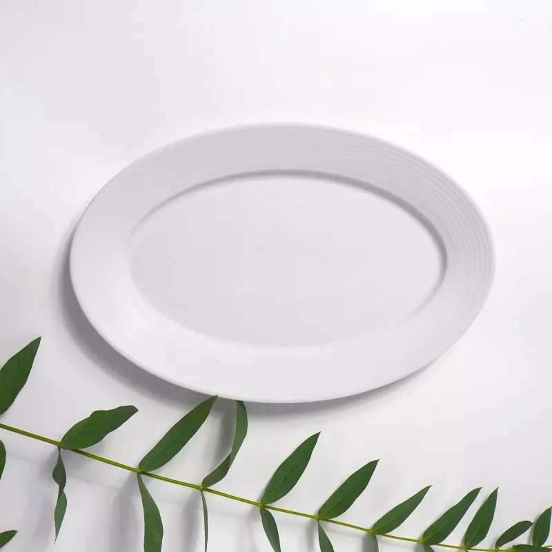 FUENTE OVAL 30 CM IRIA BCO DALPER de cerámica blanca con diseño liso y borde estriado, ideal para servir.