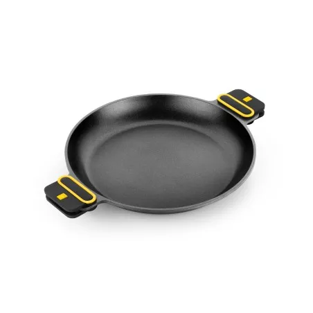 Paellera Daily Pro 36 BRA de acero inoxidable, color negro, diseño antiadherente y dos manijas amarillas.