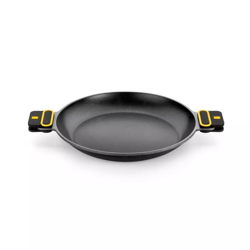 Paellera Daily Pro 36 BRA de hierro fundido, color negro, con asas antideslizantes y diseño profesional.