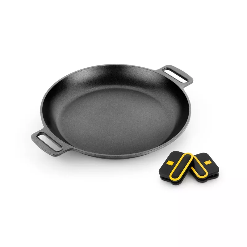 Paellera DAILY PRO 36 BRA de hierro fundido negra con dos asas y diseño plano ideal para cocinar a fuego lento.