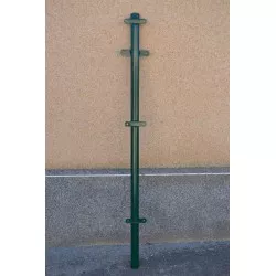 POSTE CENTRO REF JABA 150 color verde, de metal, diseño vertical con anclajes para su instalación.