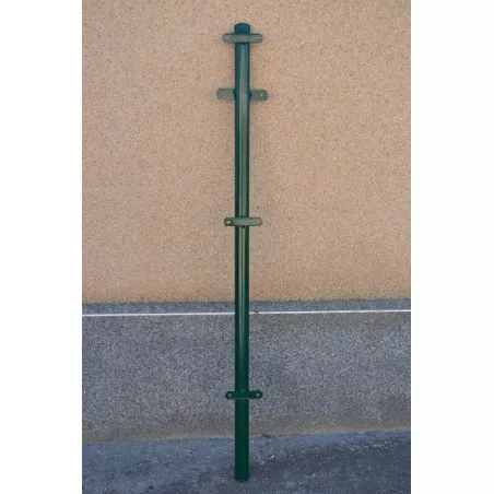 POSTE CENTRO REF JABA 150 color verde, de metal, diseño vertical con anclajes para su instalación.