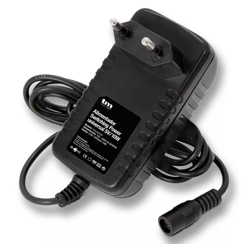ALIMENTADOR ELECT. EST. 5V TMUAD038 negro, compacto, con conexión para dispositivos de 5V y cable flexible.