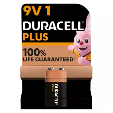 PILA PLUS POWER DURACELL 9V -D E1 de color negro y dorado, diseñada para alto rendimiento y larga duración.