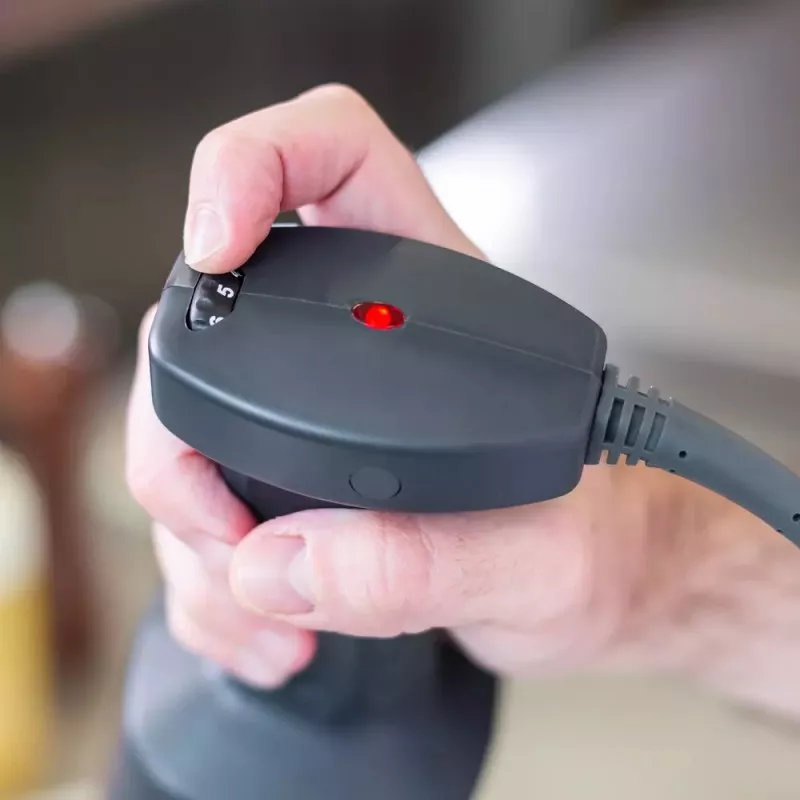Batidora profesional de brazo Sammic XM-22 15L 300W con diseño ergonómico y control de velocidad en color negro.