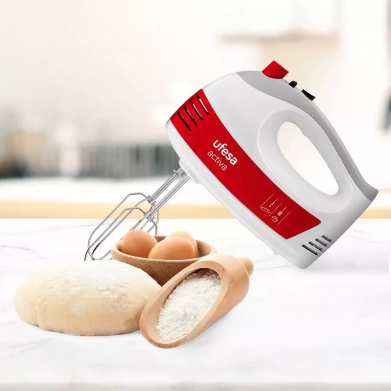 Batidora amasadora Ufesa BV4650 400W con 5 velocidades turbo, diseño ergonómico en blanco y rojo, ideal para repostería.