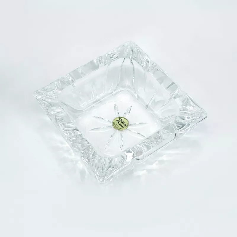 CENICERO TRIANON 14 D\'ARQUES de cristal transparente cuadrado con diseño grabado y acabado pulido.