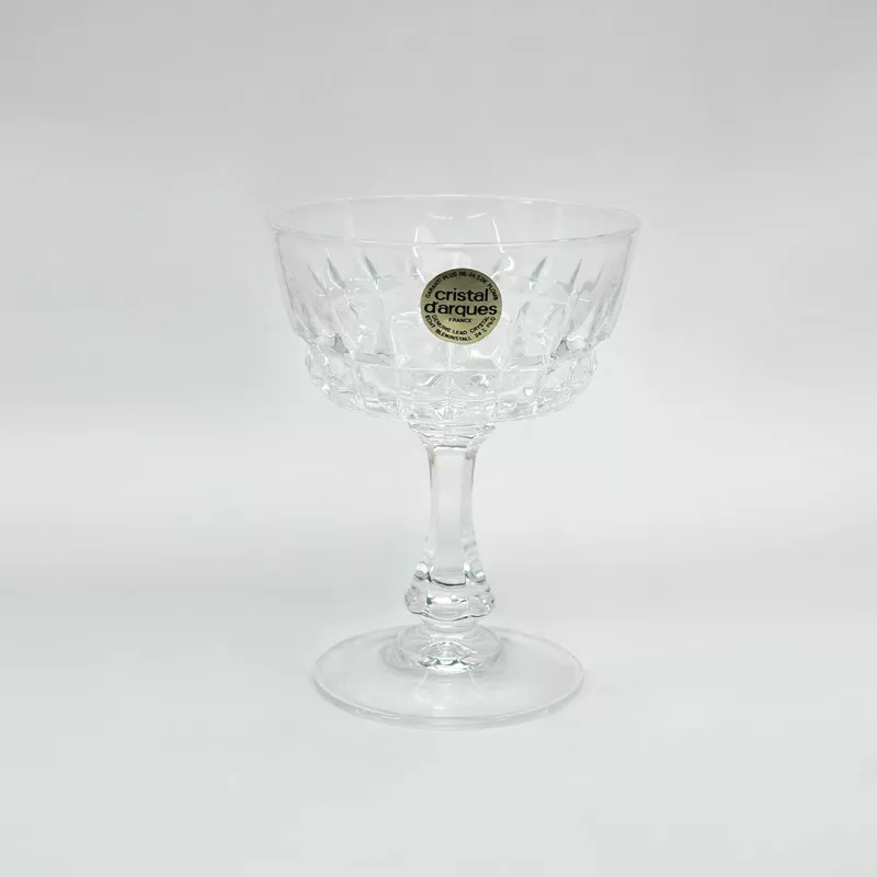 COPA POMPADOUR CHAMPAN BAJA D\'ARQUE de cristal transparente con diseño tallado y base elegante